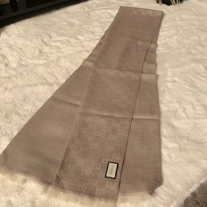 New with out tag and defect. Gucci scarf!
